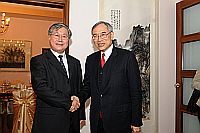 汪光燾教授（左）與中大校長劉遵義教授（右）會晤